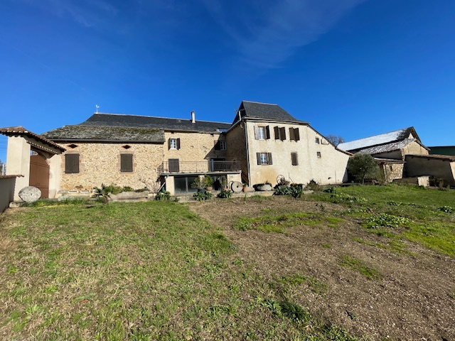 Demeure de charme - 320 m2 habitable avec dépendance sur terrain de 2.3 hectares - TREVIEN