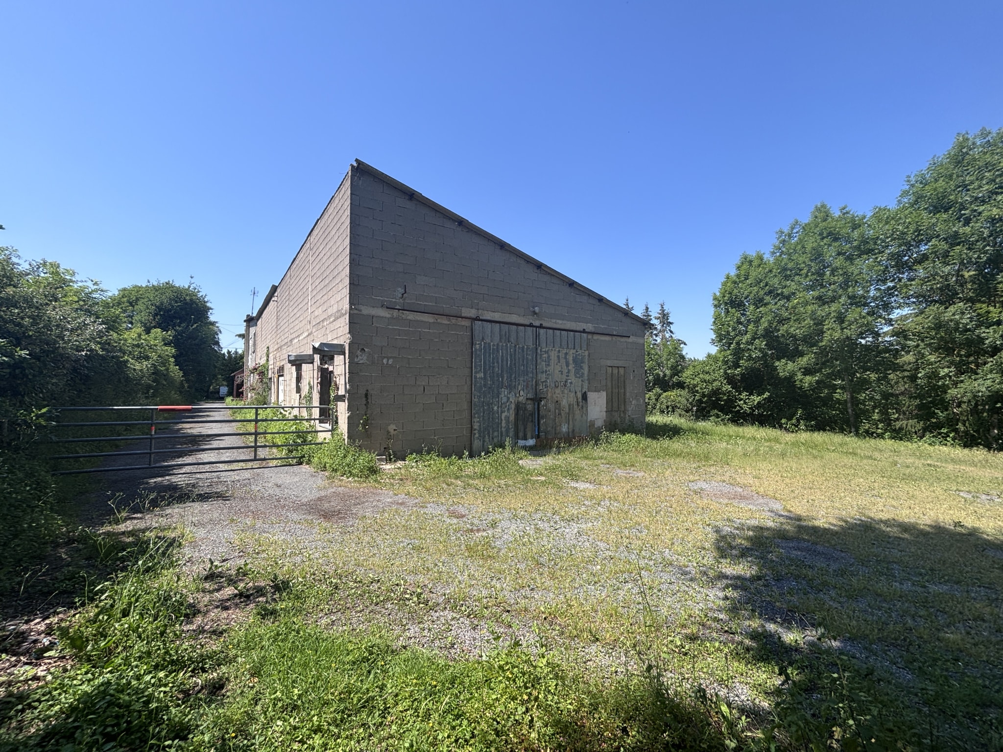 Entrepôt avec appartements - 300 m2 - REQUISTA – Image 3