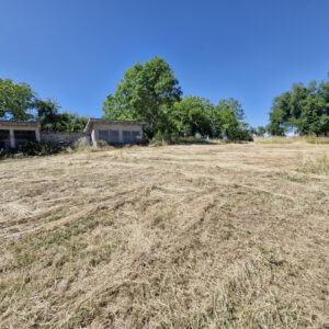 Terrain constructible - 1273 m2 - MOYRAZES